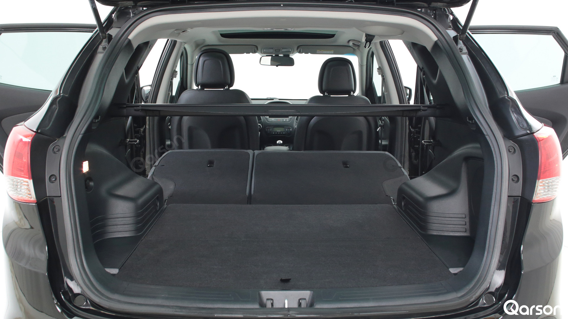Hyundai ix35 Widok złożonych tylnych siedzeń przez otwarty bagażnik