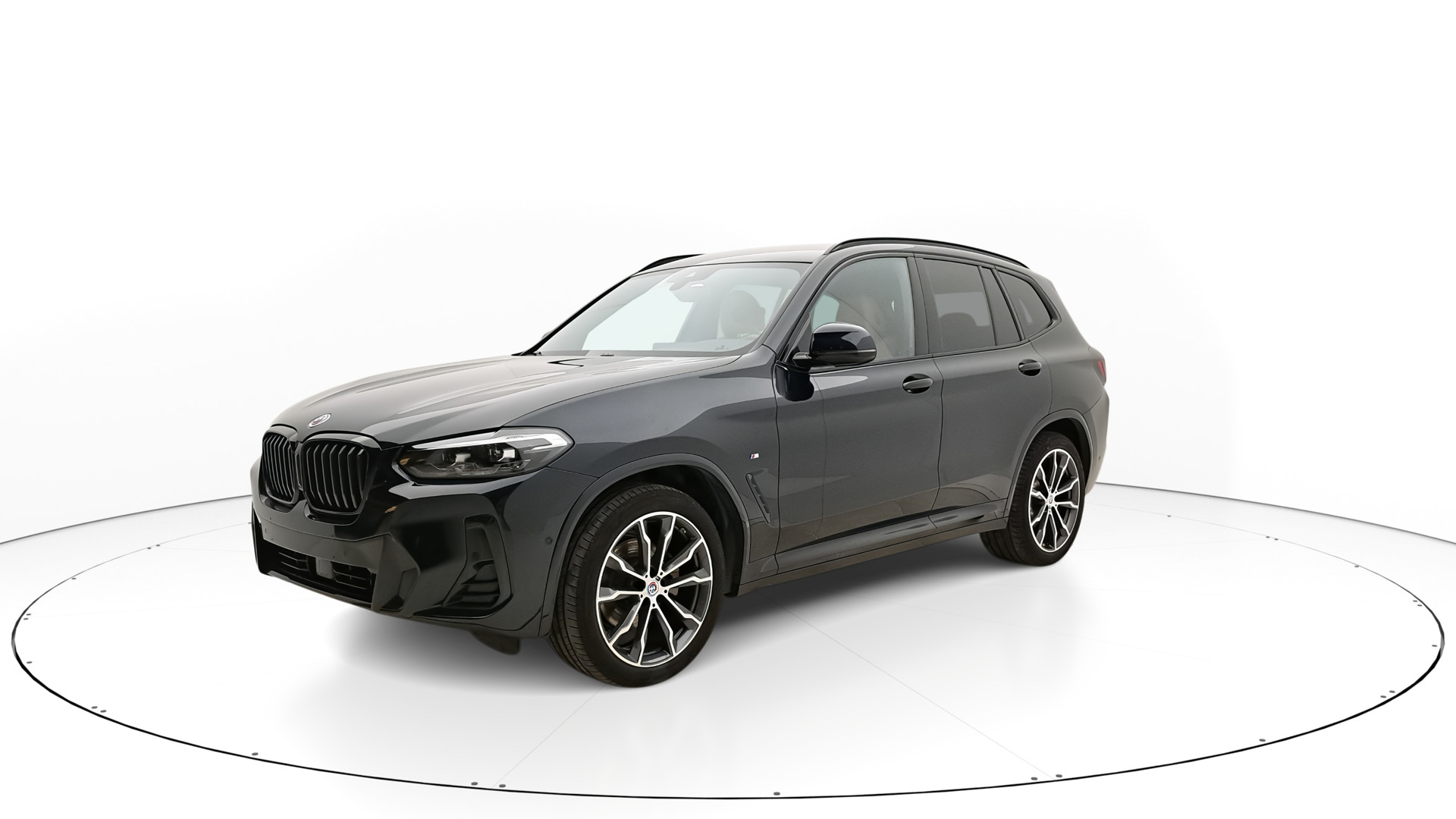 BMW X3 Widok auta z przedniego lewego boku pod kątem 30 stopni