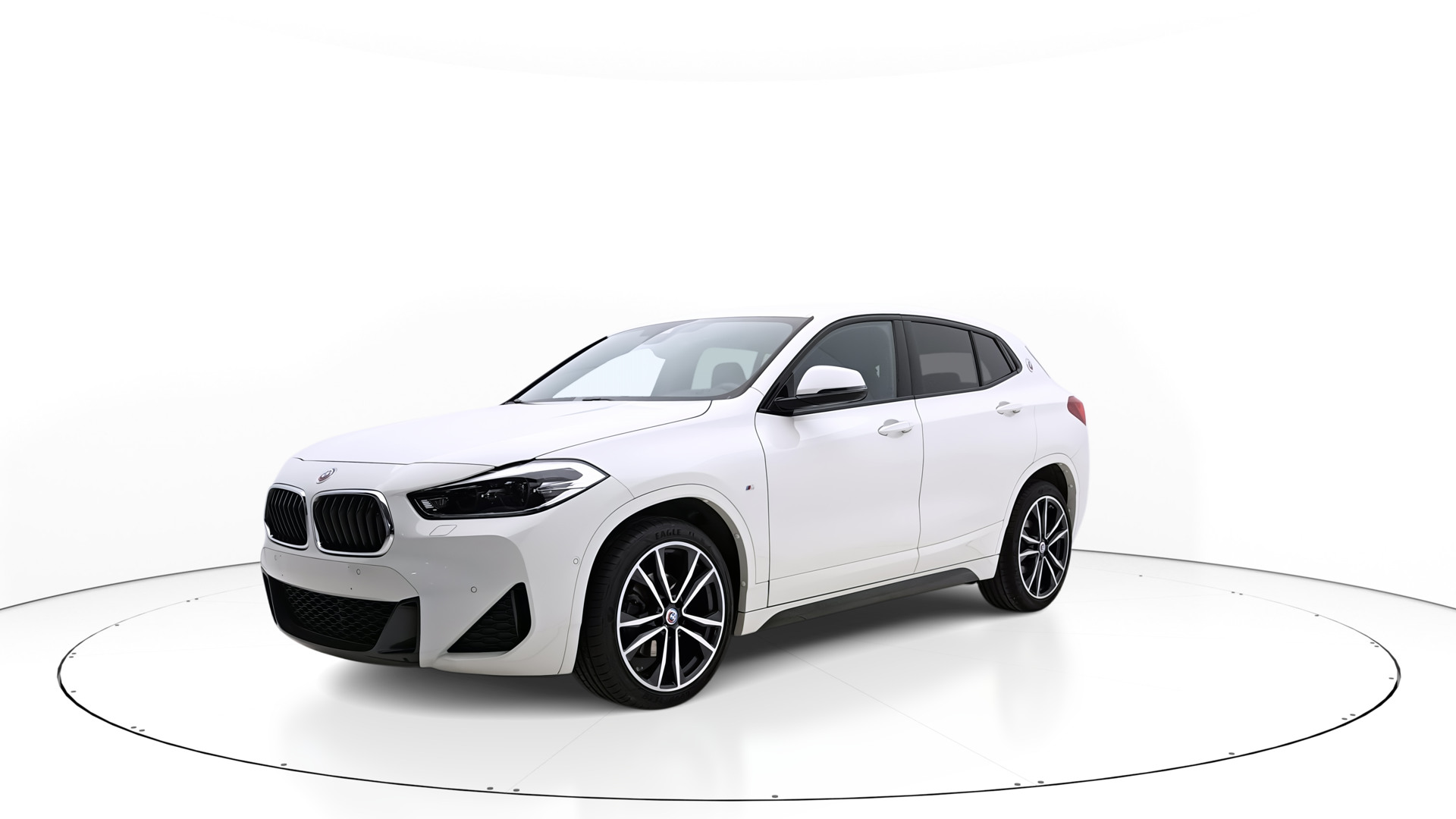 BMW X2 Widok auta z przedniego lewego boku pod kątem 30 stopni