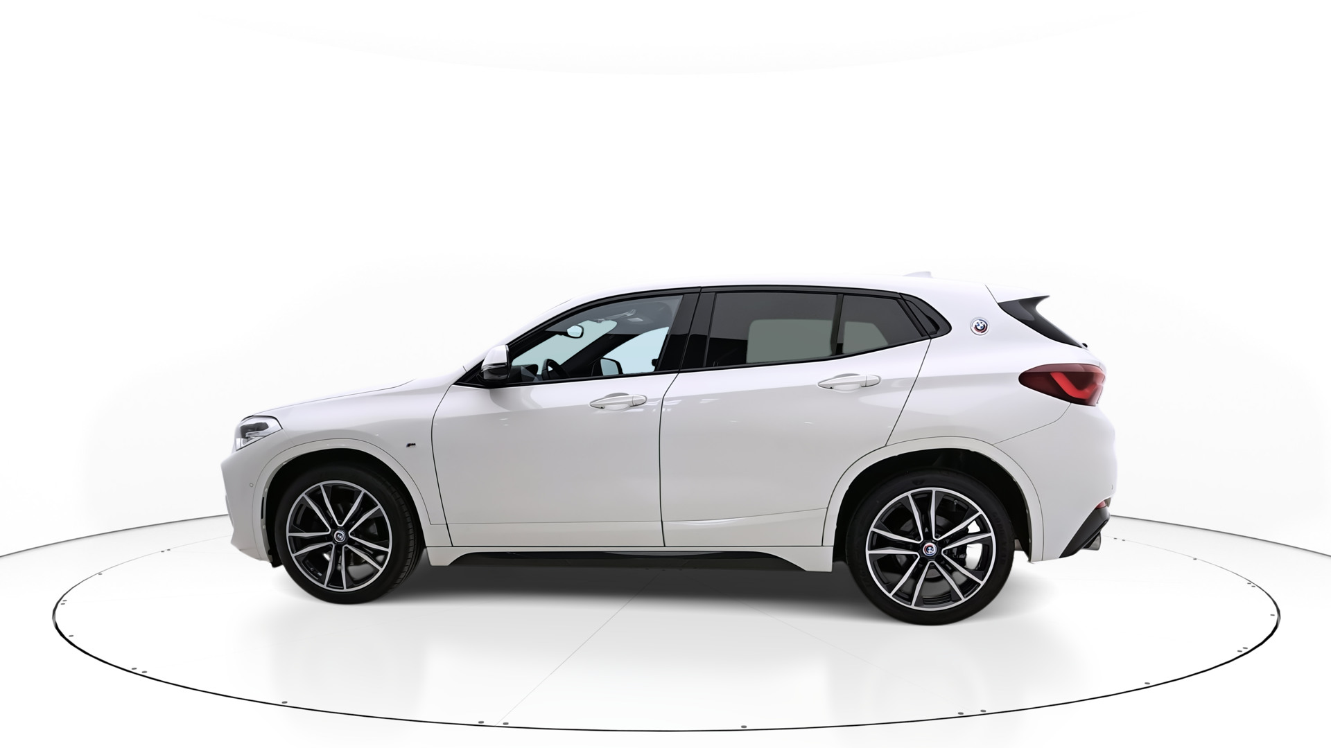 BMW X2 Widok auta z tylnego lewego boku pod kątem 100 stopni