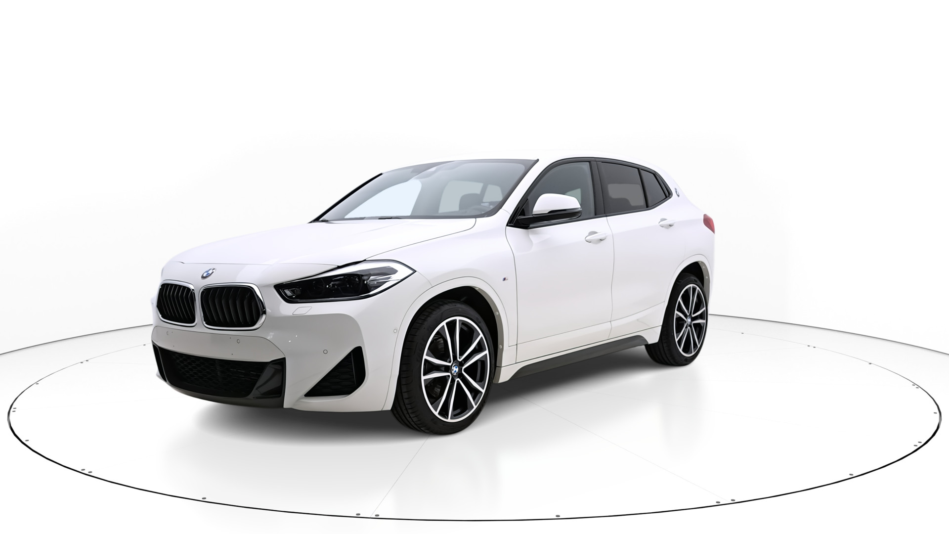 BMW X2 Widok auta z przedniego lewego boku pod kątem 30 stopni