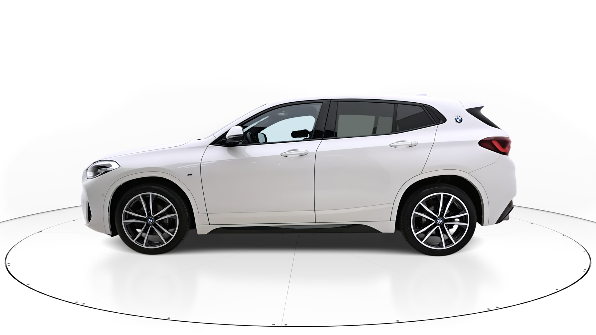 BMW X2 Widok auta z tylnego lewego boku pod kątem 100 stopni