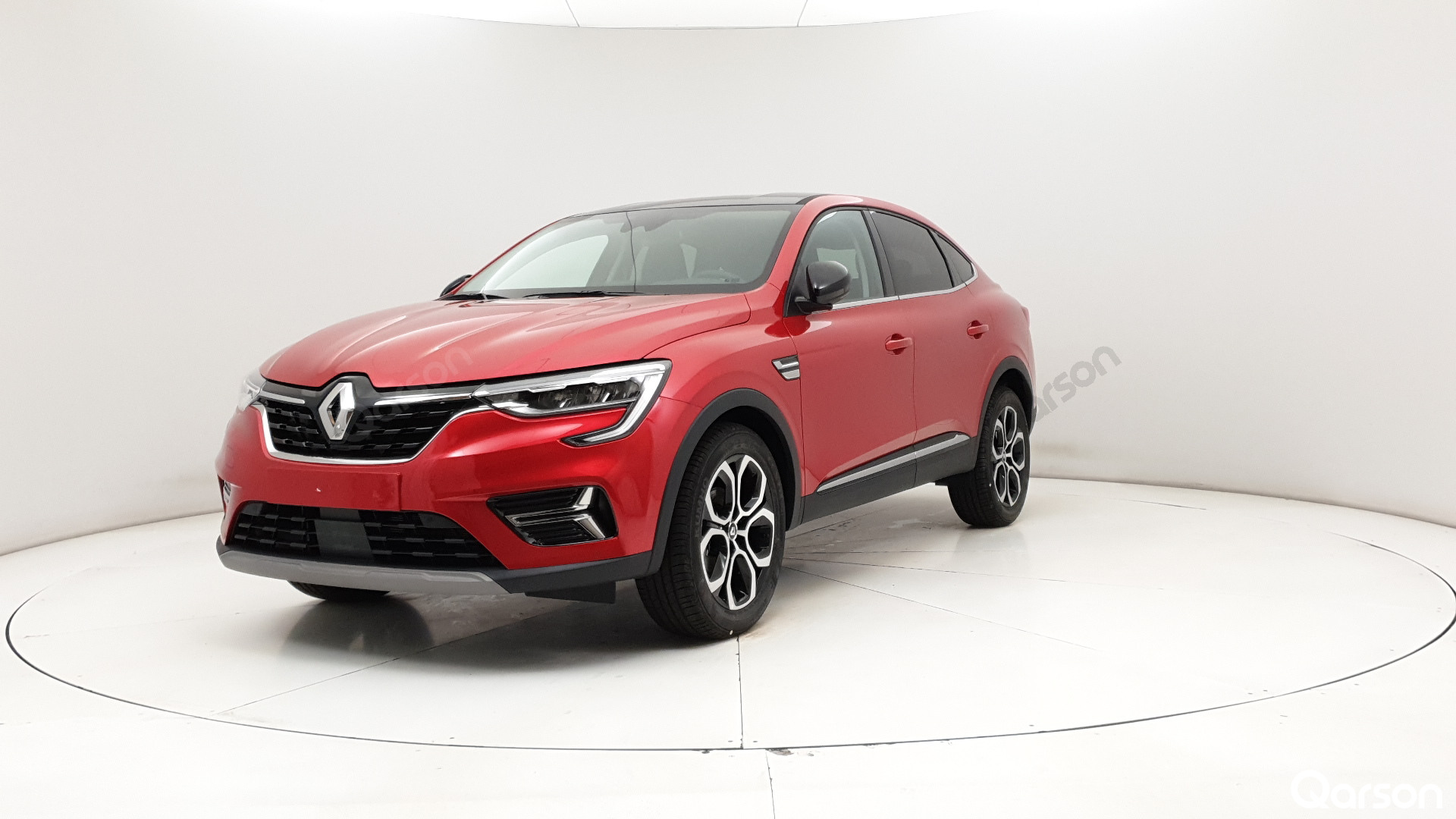 Renault Arkana Widok auta z przedniego lewego boku pod kątem 30 stopni