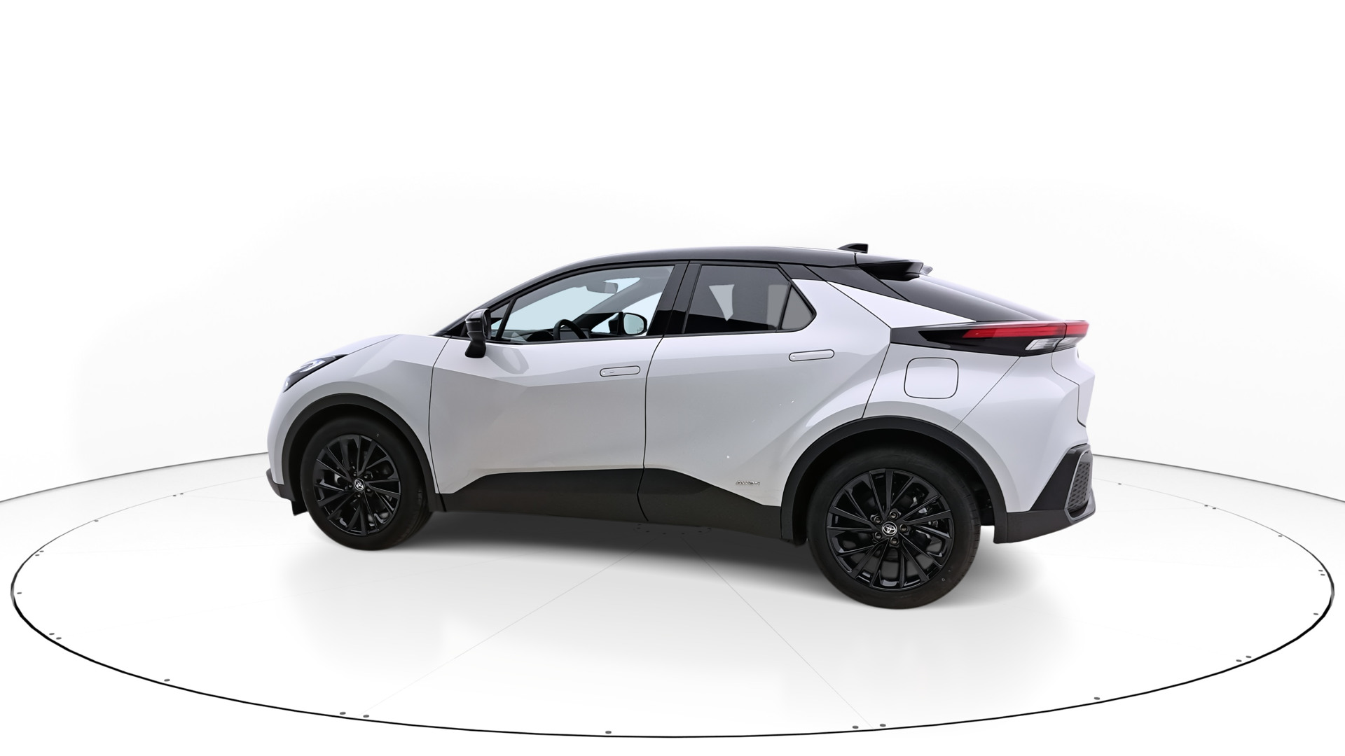 Toyota C-HR Widok auta z tylnego lewego boku pod kątem 100 stopni